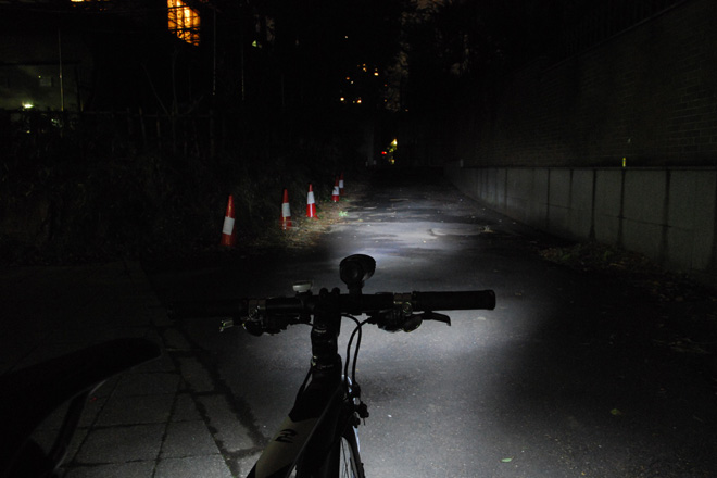 ドゥサン　自転車用LEDヘッドライト　明るさ250ルーメン　照射イメージ
