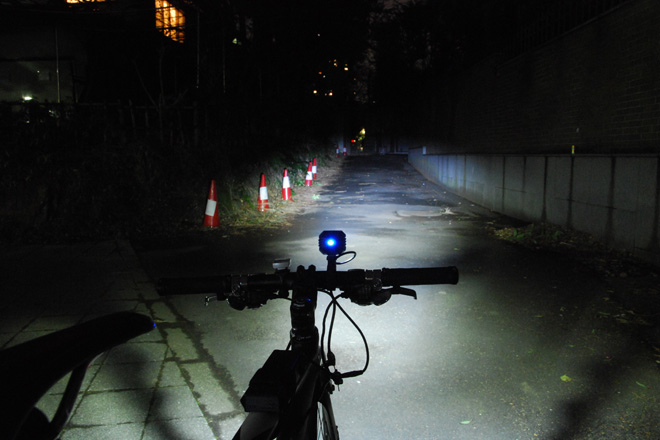 ドゥサン　自転車用LEDヘッドライト　バッテリー別体型　明るさ400ルーメン　照射イメージ