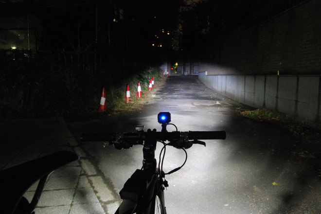 ドゥサン　自転車用LEDヘッドライト　バッテリー別体型　明るさ600ルーメン　照射イメージ